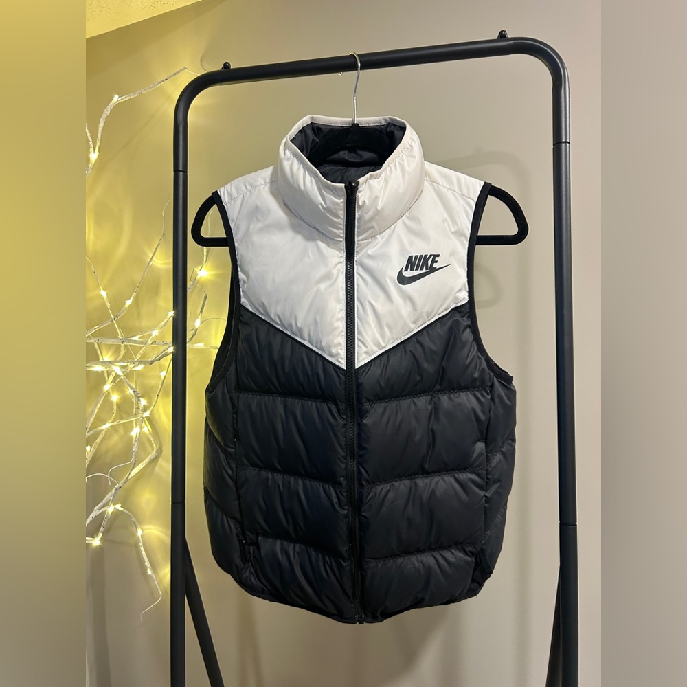 Nike Two-Tone Black and White Vest. Size small